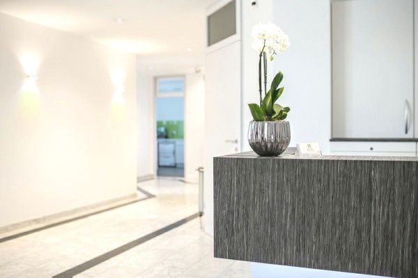 Flur mit Orchidee am Empfang