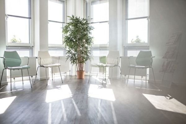 Lichtdurchflutetes Wartezimmer